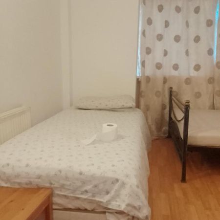 Private Rooms In 3 Bedroom Flat!! London Exterior photo
