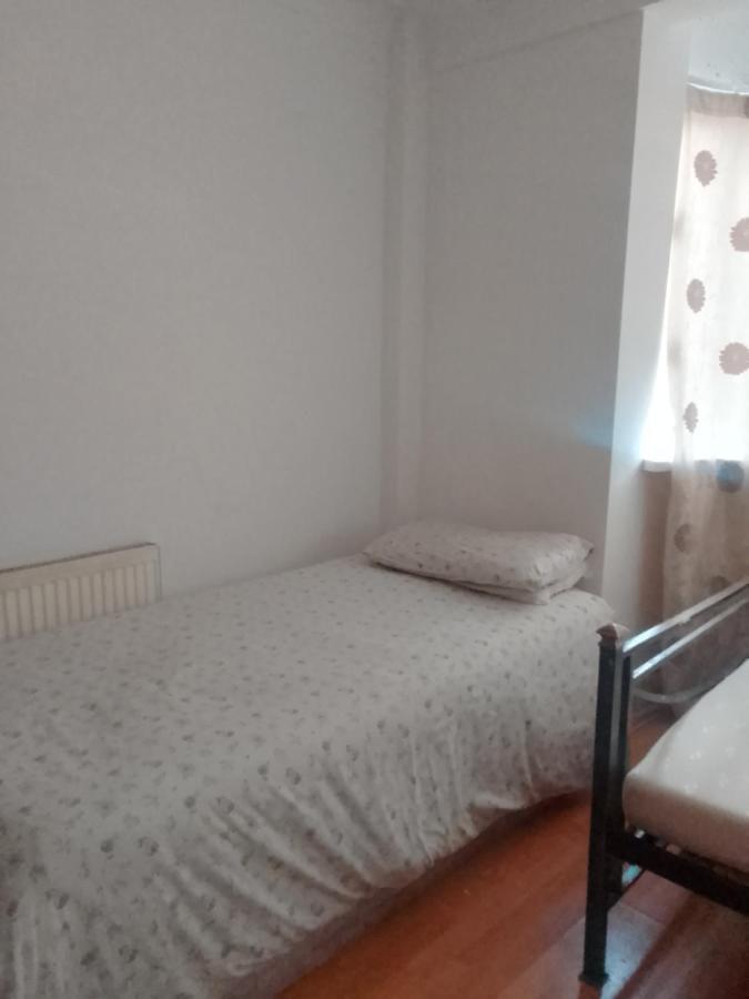 Private Rooms In 3 Bedroom Flat!! London Exterior photo
