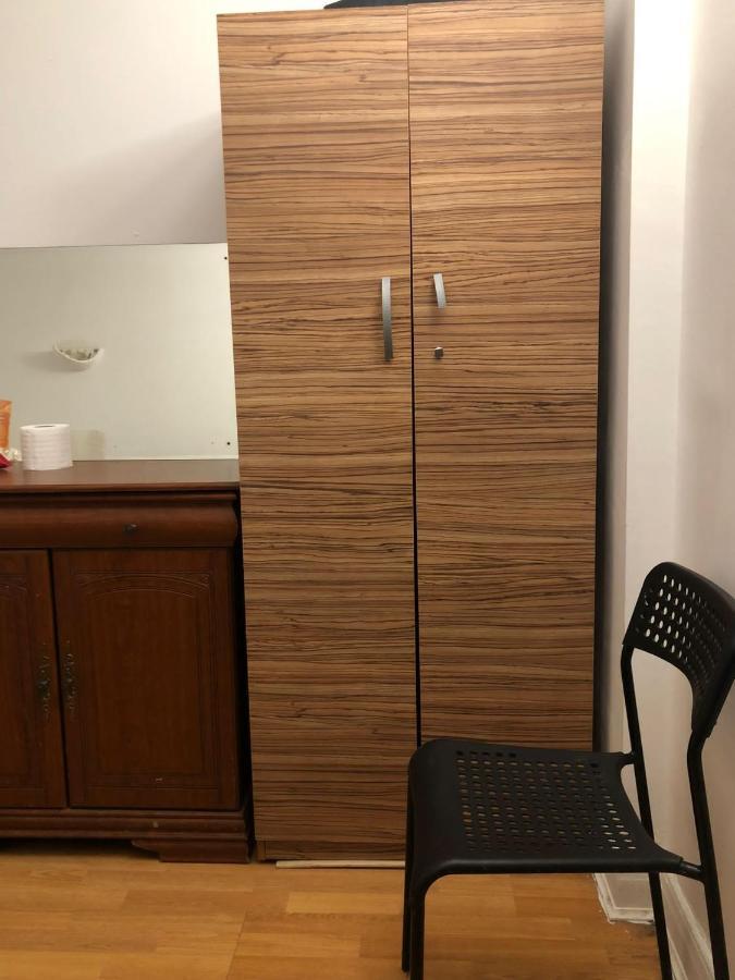 Private Rooms In 3 Bedroom Flat!! London Exterior photo