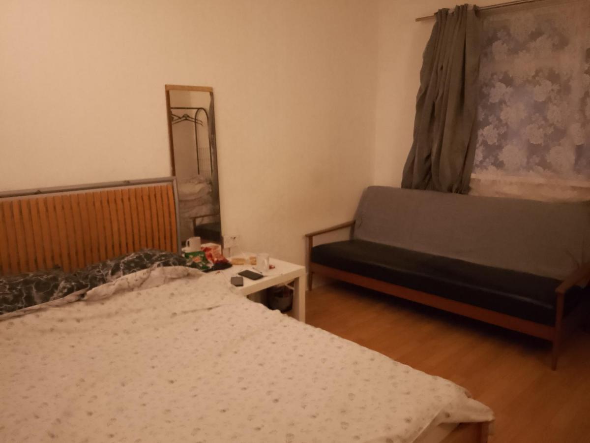 Private Rooms In 3 Bedroom Flat!! London Exterior photo