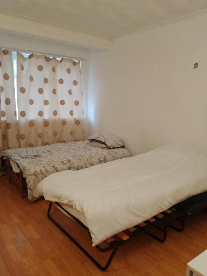 Private Rooms In 3 Bedroom Flat!! London Exterior photo