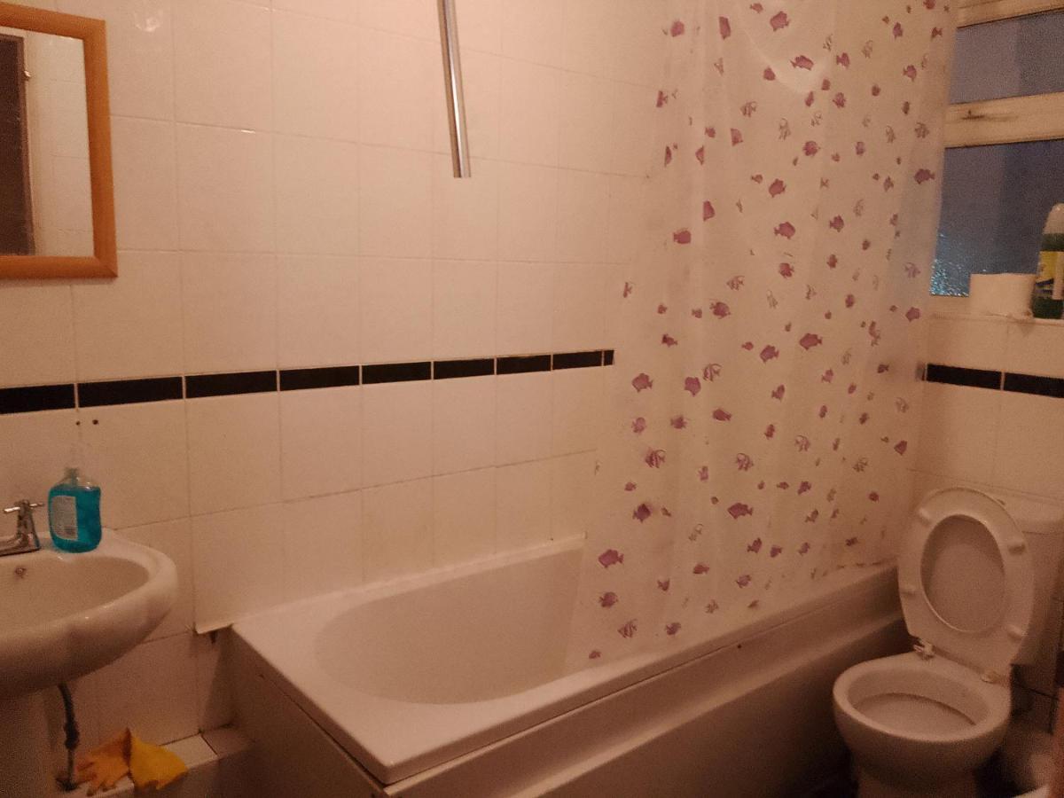Private Rooms In 3 Bedroom Flat!! London Exterior photo